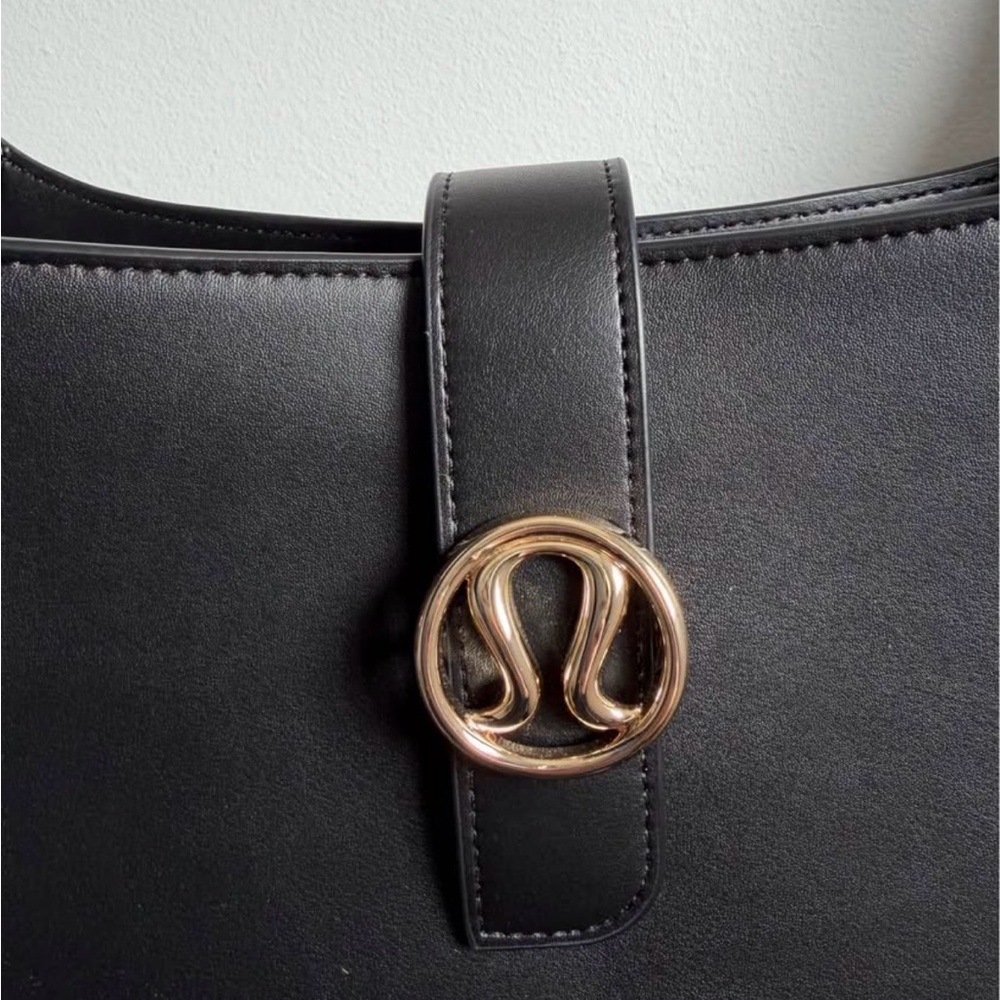 🆕 NWT Lululemon 8L Leather Alternative Bag with Gold Logo Accent - Picture 5 of 7